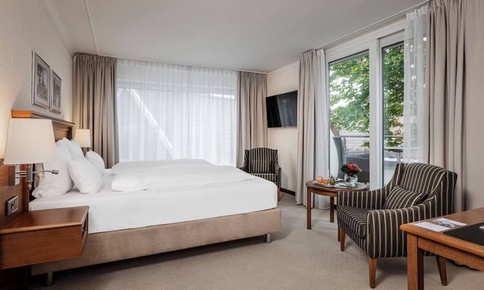Ootmarsum Hotel | Spacious, Serene, & Tranquil Retreat Overlooking the Park & Near Art Galleries