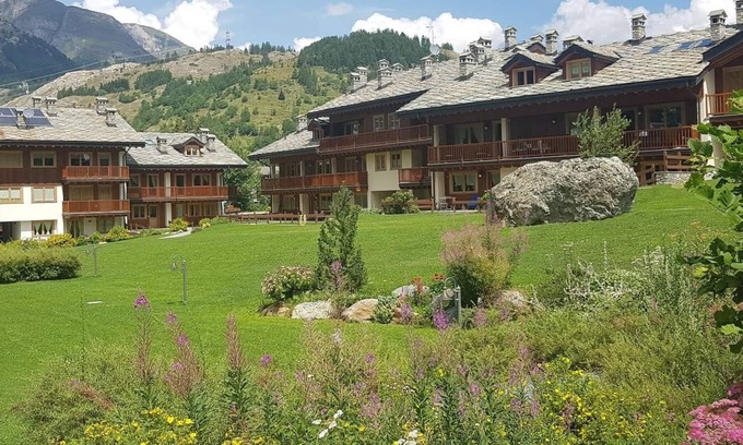 La Thuile Apartment | Spacious Serviced 3 Bedroom home in Jardin Des Alpes Complex-5* Montana Lodge