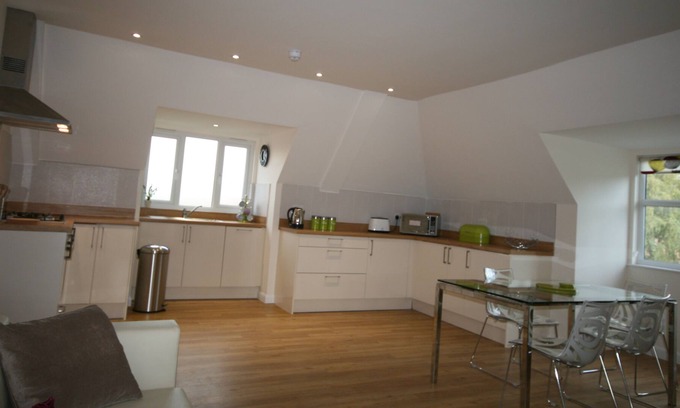 Aylesbury Apartment | SPACIOUS SERVICED APARTMENT 2 BEDROOMS & 2 BATHROOMS IN THE HEART OF AYLESBURY.