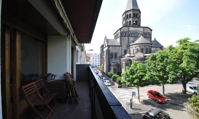 La Gare Apartment | Spacious, sleeps 8 towards station