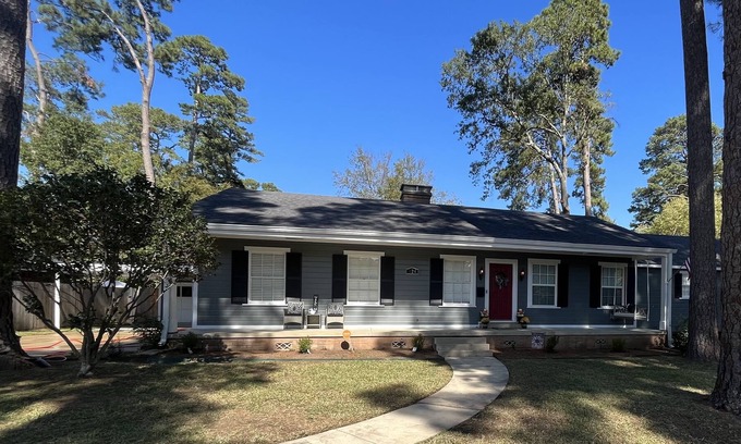 Caddo Heights-South Highlands House | Spacious South Highland Renovated Beauty with Hot Tub