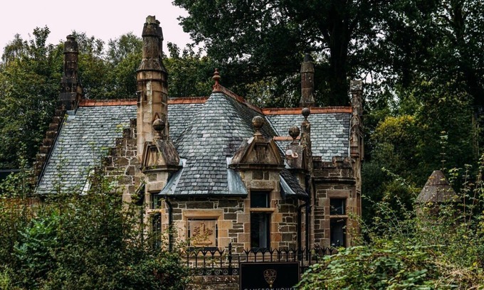 Balloch House | Spacious South Lodge with Hot Tub Balloch