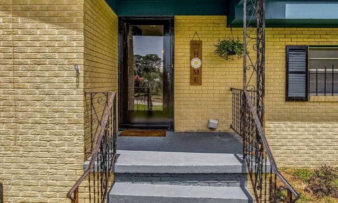 Brent House | Spacious Split Level Home near the Pensacola I-10 Highway