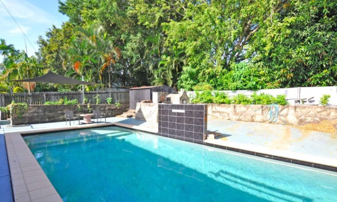 Springwood House | Spacious Springwood 5-Bedroom House with Cool Pool