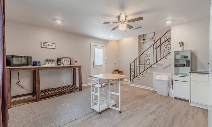 Oak Cliff House | Spacious Stay in Oak Cliff