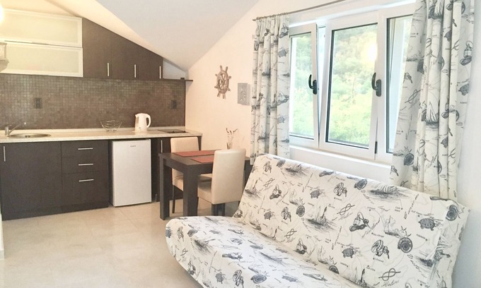 Morinj Apartment | Spacious Studio Apartment close to the beach