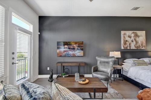 King William Apartment | Spacious Studio Close to Riverwalk Free Parking