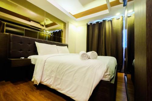 Rawasari Apartment | Spacious Studio Room at Green Pramuka Apartment By Travelio