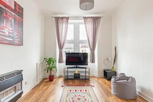 Largs Apartment | Spacious stylish centraly located flat near beach