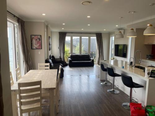 Gulf Harbour Villa | Spacious & Stylish Retreat