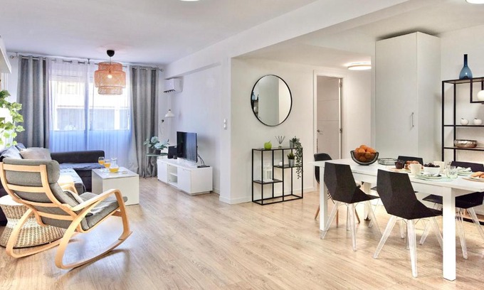 Na Rovella Apartment | SPACIOUS, SUNNY FLAT BY CITY OF ARTS & SCIENCES