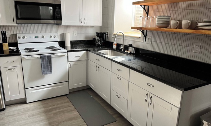 Sandy Apartment | Spacious, sunny, lower-level mother-in-law suite in convenient Sandy location