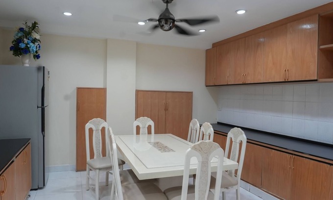 Wattana House | Spacious 3 Bedroom Duplex home on Sukhumvit @ BTS Phra Khanong
