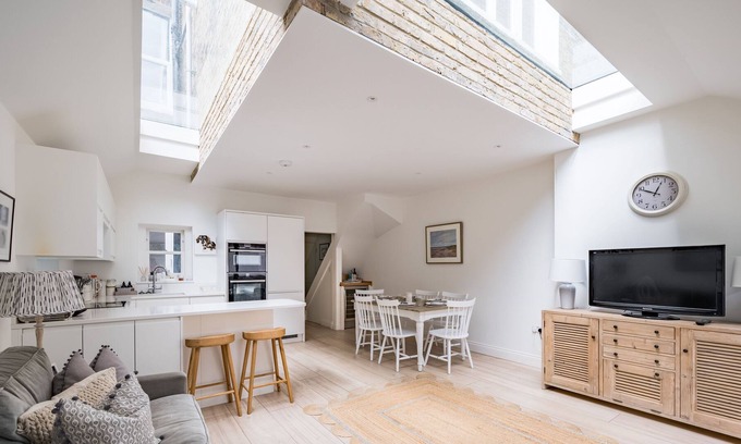 Shaftesbury Apartment | Spacious three bedroom garden flat near Clapham Common by UnderTheDoormat