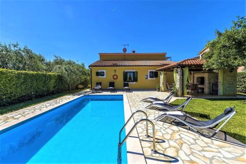Kadumi Villa | Spacious Three-Bedroom Villa Balun with Pool