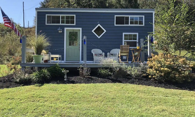 Stockdale Cottage | Spacious tiny home filled with natural light - the perfect retreat