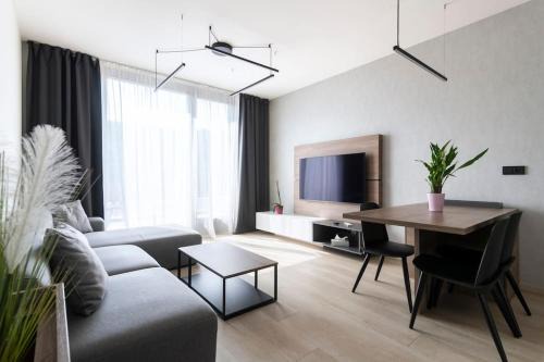 Kosire Apartment | Spacious Top Floor Flat, Air Conditioning, Free Parking, 200Mb WiFi