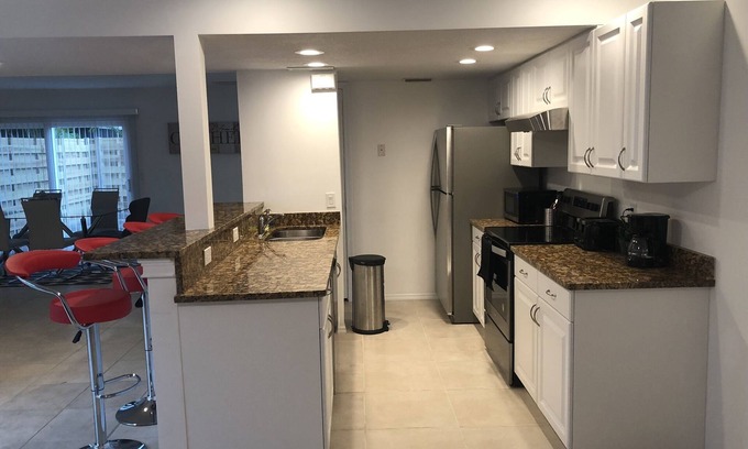 Whitfield House | Spacious Townhome Minutes from UTC Mall, SRQ Airport, Siesta Key & Downtown