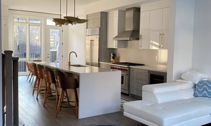 Richmond Hill House | Spacious Townhouse NEW townhouse with two kitchens for a large familynn