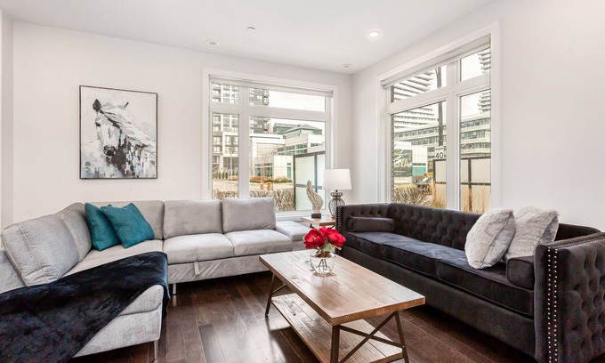 Mississauga House | Spacious Townhouse near Square One