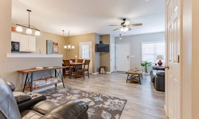 Champaign House | SPACIOUS TOWNHOUSE with the COMFORTS of HOME