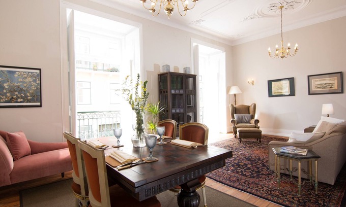 Santos Apartment | Spacious, Traditional in Historic Lisbon, with air-conditined & central heating