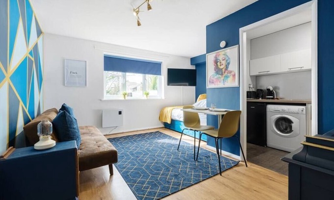 Maidstone Condo | Spacious & trendy studio apartment in Maidstone