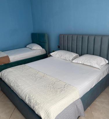 Kamez House | Spacious Triple Room with Balcony
