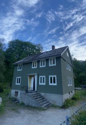 Odda Apartment | Spacious Trolltunga apartment close to the city center, good parking