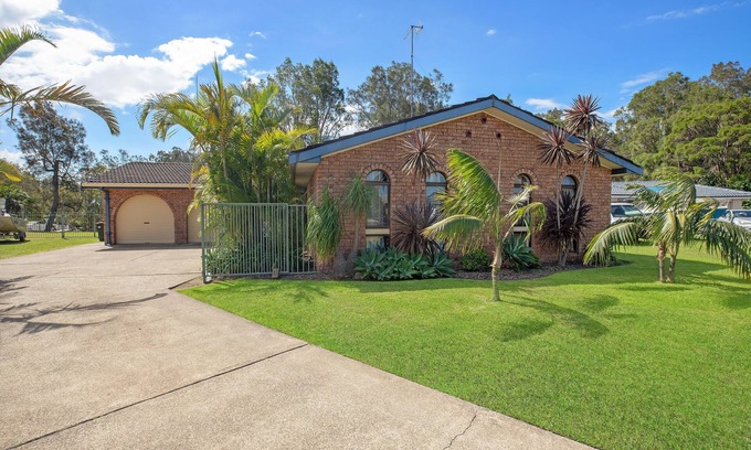 Tuncurry House | Spacious. Tropical. Waterfront.
