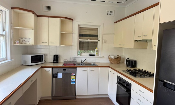 Seven Hills House | Spacious two-bedroom family house in Seven Hills