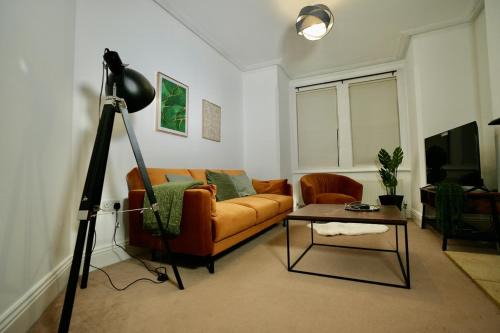 Long Hanborough House | Spacious two-bedrooms house, private parking, contractors, relocators