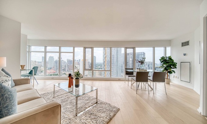 Richmond Hill House | Spacious unit & city view in Heart of Downtown w free parking