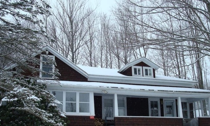 Fleischmanns Apartment | Spacious upstairs studio. Private entrance/deck. Quiet. Rural. Intimate.