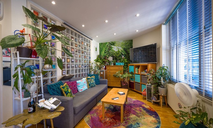 London City Centre Apartment | Spacious urban jungle in the centre of the west end with WIFI! Sleeps up to 7