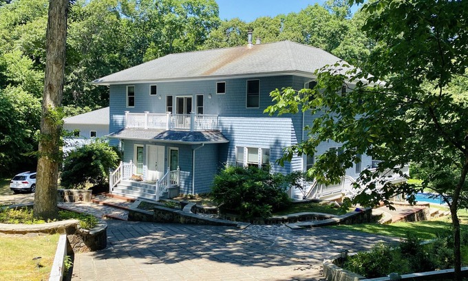 The Heights House | Spacious house next to the beach, Ferry and Eateries.