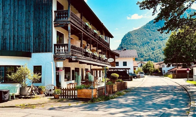 Flintsbach A. Inn Apartment | Spacious vacation apartment with 2 balconies in a leisure paradise