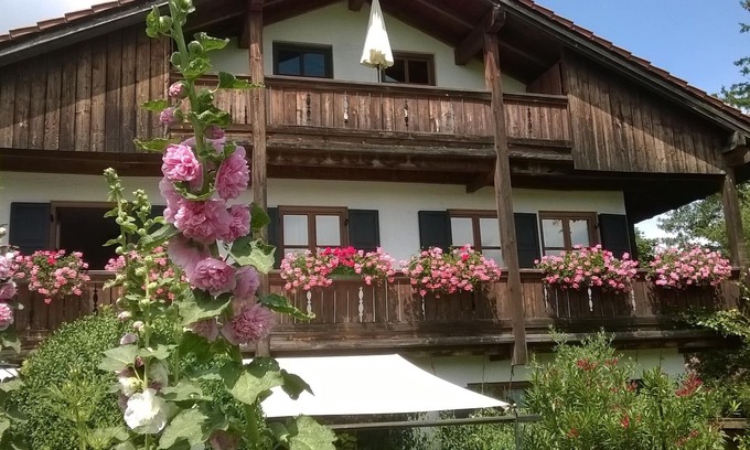 Diessen am Ammersee Apartment | Spacious, very quiet apartment with balcony to the South in well-kept villa