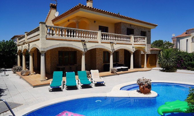 Sant Pere Pescador Villa | Spacious villa with private pool near the beach in Costa Brava