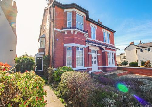 Southport Apartment | Spacious Victorian Birkdale Apartment with Garden