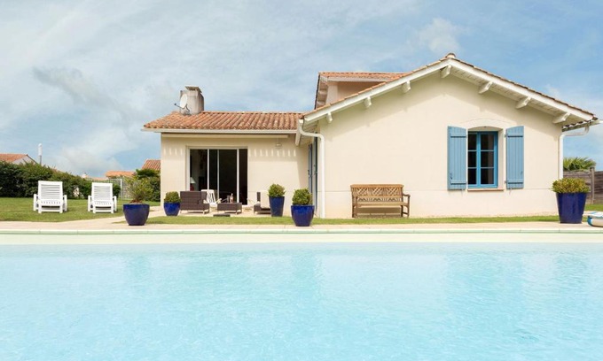 L'Aiguillon-sur-Vie Villa | Spacious villa with private swimming pool