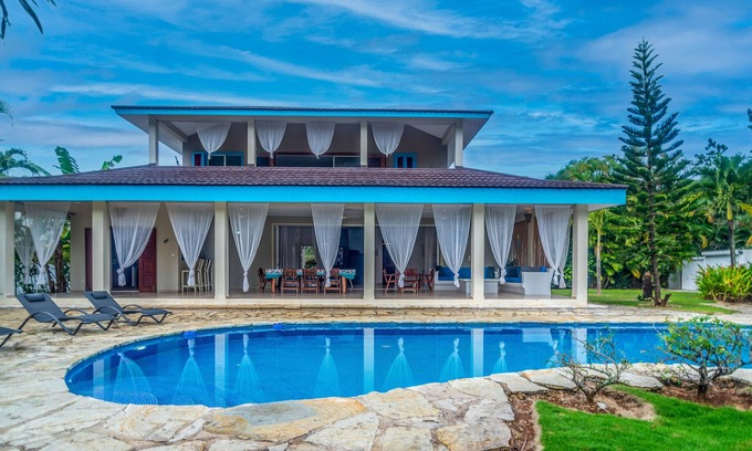 El Callejon House | Spacious villa-3 bedrooms-3.5 bath-Priv pool-Garden-BBQ-Near beaches and center