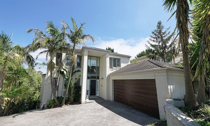 Doncaster East House | Spacious Villa Big Group in Doncaster East 6BRM