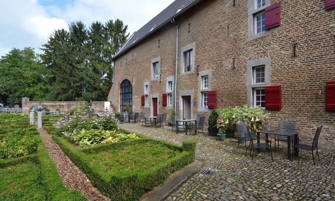 Mesch House | Spacious Villa near Town Center in Mesch