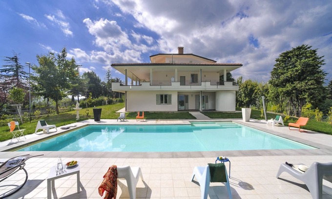 Tavullia Villa | Spacious Villa with Pool