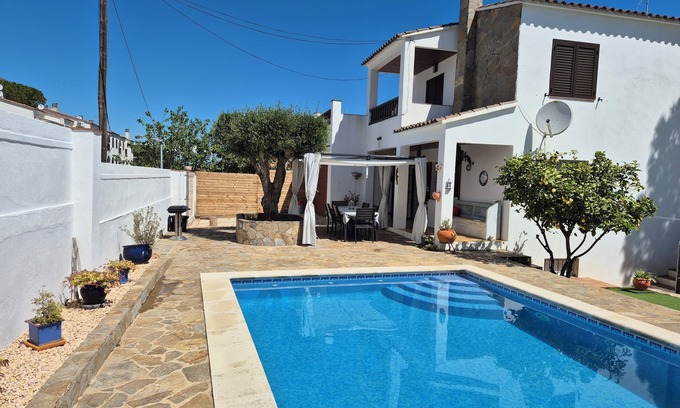 L'Escala Villa | Spacious Villa with Private Pool