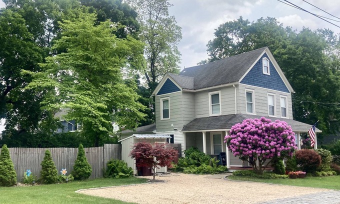 Warwick House | Spacious Village Gem, Family friendly