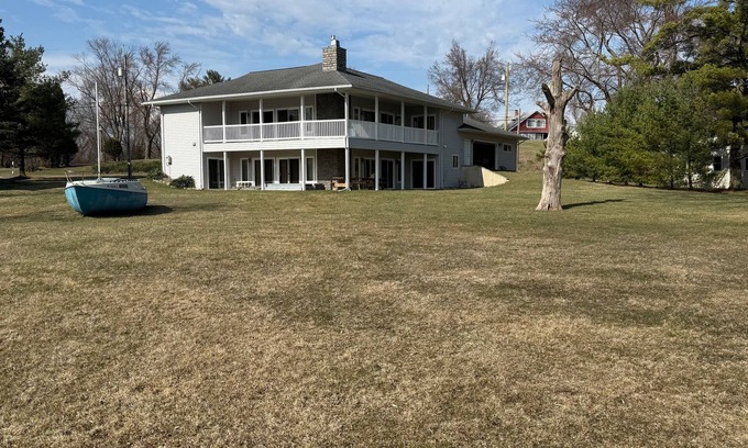 Brooklyn House | Spacious Vineyard Lake Lakefront Cottage within 5 minutes of MIS