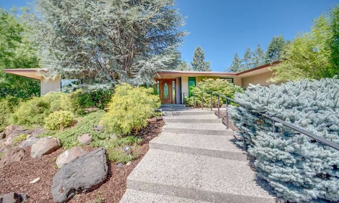 Richland House | Spacious, vintage home near River in Richland!