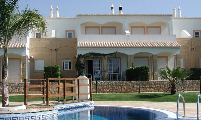 Montes de Alvor House | Spacious Vivenda with 3 terraces, pool and tennis court by the sea
